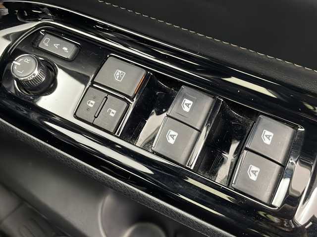 トヨタ エスクァイア ハイブリッド Xi 千葉県 2017(平29)年 5.3万km ホワイトパールクリスタルシャイン 禁煙車/トヨタセーフティセンスC/　・プリクラッシュセーフティ/　・レーンディパーチャーアラート/　・オートマチックハイビーム/　・先行車発進お知らせ機能/クルーズコントロール/純正メモリナビ/　CD/ワンセグTV/BT/片側パワースライドドア/ビルトインETC/バックカメラ/前席シートヒーター/革巻きステアリング/ステアリングスイッチ/純正15インチアルミホイール/LEDヘッドライト