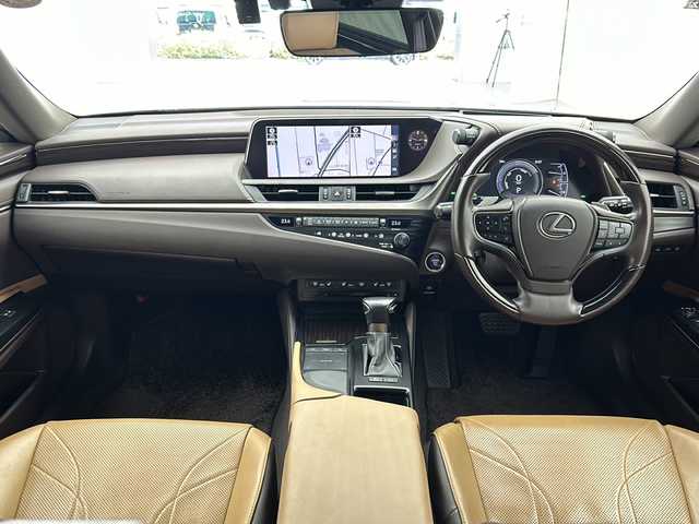 レクサス ＥＳ 300h バージョンL 宮城県 2019(平31)年 5.6万km ソニックチタニウム サンルーフ/三眼LEDヘッドランプ/ヘーゼル内装/純正ナビ/(AM/FM/SD/USB/BT/TV/AUX/CD/DVD/Miracast)/全方位カメラ/パノラミックビューモニター/ETC2.0/レーダークルーズコントロール/BSM/HUD/レザーシート/パワーシート/シートメモリー/シートヒーター/エアシート/パドルシフト/プッシュスタート/スマートキー/スペアキー×1/オートライト/オートマチックハイビーム/純正フロアマット/純正18インチアルミホイール/保証書/取扱説明書
