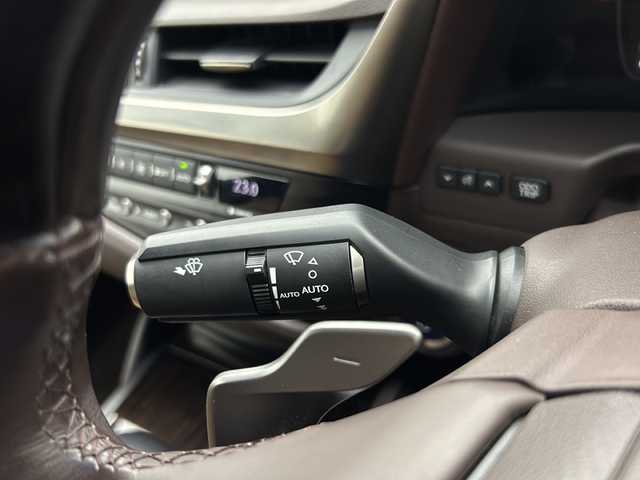 レクサス ＥＳ 300h バージョンL 宮城県 2019(平31)年 5.6万km ソニックチタニウム サンルーフ/三眼LEDヘッドランプ/ヘーゼル内装/純正ナビ/(AM/FM/SD/USB/BT/TV/AUX/CD/DVD/Miracast)/全方位カメラ/パノラミックビューモニター/ETC2.0/レーダークルーズコントロール/BSM/HUD/レザーシート/パワーシート/シートメモリー/シートヒーター/エアシート/パドルシフト/プッシュスタート/スマートキー/スペアキー×1/オートライト/オートマチックハイビーム/純正フロアマット/純正18インチアルミホイール/保証書/取扱説明書