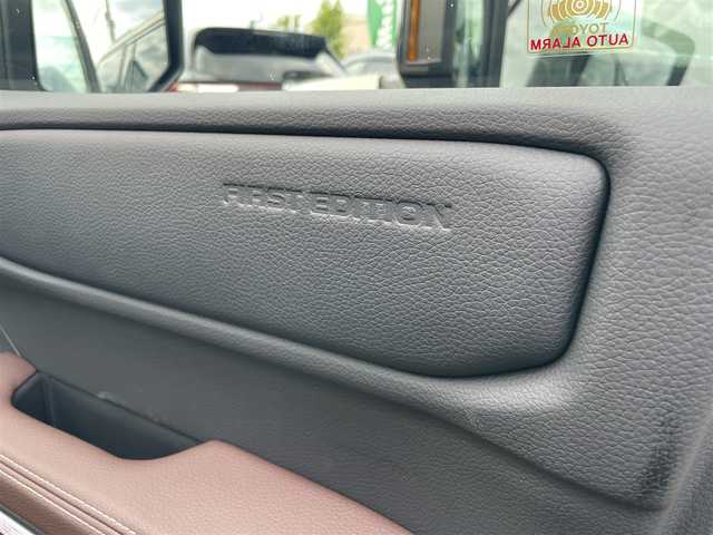 トヨタ ランドクルーザー ２５０ VX ファーストエディション 青森県 2024(令6)年 0.1万km未満 茶 4WD/純正12.3型DAナビ・フルセグTV/JBLプレミアムサウンド/Bluetooth・USB・HDMI・ミラキャスト/パノラミックビューモニター/ムーンルーフ/茶革シート/前席ベンチレーション・ヒーター/運転席パワーシート/ステアリングヒーター/デジタルインナーミラー/おくだけ充電/パワーバックドア/セーフティセンス/トヨタチームメイト/プリクラッシュセーフティ/レーダークルーズコントロール/レーントレーシングアシスト/レーンディパーチャーアラート/オートマチックハイビーム/ブラインドスポットモニター/純正前後ドライブレコーダー/1～3列目充電用USB端子/純正ファーストエディションフロアマット/OP丸目LEDヘッドランプ/LEDフォグランプ/LEDリアフォグランプ/OP純正ヒッチメンバー/ブラックルーフレール/純正18インチアルミ