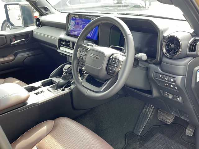 トヨタ ランドクルーザー ２５０ VX ファーストエディション 青森県 2024(令6)年 0.1万km未満 茶 4WD/純正12.3型DAナビ・フルセグTV/JBLプレミアムサウンド/Bluetooth・USB・HDMI・ミラキャスト/パノラミックビューモニター/ムーンルーフ/茶革シート/前席ベンチレーション・ヒーター/運転席パワーシート/ステアリングヒーター/デジタルインナーミラー/おくだけ充電/パワーバックドア/セーフティセンス/トヨタチームメイト/プリクラッシュセーフティ/レーダークルーズコントロール/レーントレーシングアシスト/レーンディパーチャーアラート/オートマチックハイビーム/ブラインドスポットモニター/純正前後ドライブレコーダー/1～3列目充電用USB端子/純正ファーストエディションフロアマット/OP丸目LEDヘッドランプ/LEDフォグランプ/LEDリアフォグランプ/OP純正ヒッチメンバー/ブラックルーフレール/純正18インチアルミ