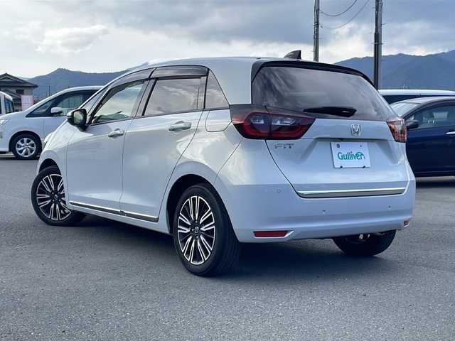 ホンダ フィット リュクス 山梨県 2020(令2)年 2.1万km プレミアムサンライトホワイトパール 純正9インチメモリーナビ/ （VXU-205FTi）/CD/DVD/BT/フルセグTV/バックカメラ/HONDA SENSING/・アダプティブクルーズコントロール/・衝突軽減ブレーキ/・車線維持支援システム/・誤発進抑制機能/・先行車発進お知らせ機能/・オートハイビーム/・標識認識機能/アイドリングストップ/プッシュスタート/ETC/純正LEDヘッドライト/シートヒーター/ハーフレザーシート/純正アルミホイール