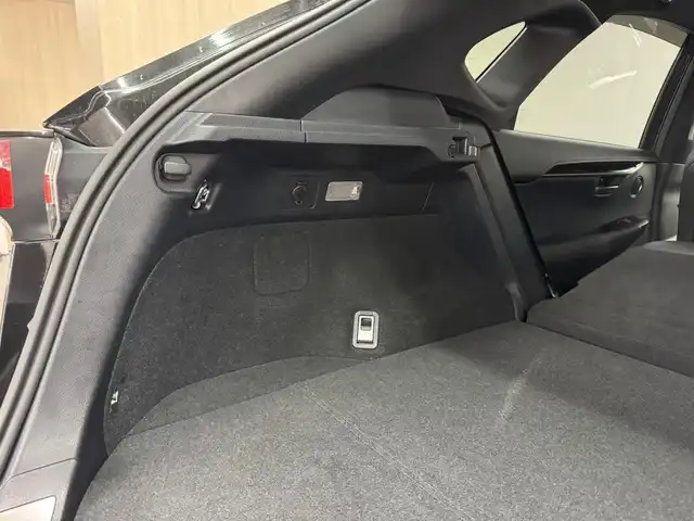 レクサス ＮＸ 200t Fスポーツ 三重県 2015(平27)年 2.5万km スターライトブラックガラスフレーク プレミアムガソリン・ターボ/FF/MTモード付フロア6AT/純正 7インチナビ/（AM/FM/CD/DVD/Blu-ray/SD/SDREC/USB/AUX/TV）/バックカメラ＆サイドカメラ、コーナービュー/ドライブレコーダー 前方/ETC/安全/・【OP】プリクラッシュセーフティ/・【OP】レーダークルコン/・【OP】クリアランスソナー＆バックソナー/・TPMS：タイヤ空気圧監視システム/・トラクションコントロール/など/装備/・【OP】パワーバックドア/・【OP】後席6：4分割可倒式シート（電動リクライニング＆電動格納機能付）/・【OP】3眼フルLEDヘッドランプ/・Fスポーツ用本革スポーツシート（赤革）/・シートヒーター、シートベンチレーション（D/N）/・ステアリングヒーター/・8wayパワーシート（Dメモリー、ランバーサポート付/N）/・左右独立温度調整オートエアコン/・リヤピュリファイヤー（後席送風）/・電子パーキングブレーキ＆ブレーキホールド/・パドルシフト/・プッシュスタート/・スマートキーx2、カードキーx1/・【OP】純正 19inAW/・保/など