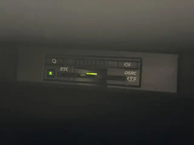 レクサス ＮＸ 200t Fスポーツ 三重県 2015(平27)年 2.5万km スターライトブラックガラスフレーク プレミアムガソリン・ターボ/FF/MTモード付フロア6AT/純正 7インチナビ/（AM/FM/CD/DVD/Blu-ray/SD/SDREC/USB/AUX/TV）/バックカメラ＆サイドカメラ、コーナービュー/ドライブレコーダー 前方/ETC/安全/・【OP】プリクラッシュセーフティ/・【OP】レーダークルコン/・【OP】クリアランスソナー＆バックソナー/・TPMS：タイヤ空気圧監視システム/・トラクションコントロール/など/装備/・【OP】パワーバックドア/・【OP】後席6：4分割可倒式シート（電動リクライニング＆電動格納機能付）/・【OP】3眼フルLEDヘッドランプ/・Fスポーツ用本革スポーツシート（赤革）/・シートヒーター、シートベンチレーション（D/N）/・ステアリングヒーター/・8wayパワーシート（Dメモリー、ランバーサポート付/N）/・左右独立温度調整オートエアコン/・リヤピュリファイヤー（後席送風）/・電子パーキングブレーキ＆ブレーキホールド/・パドルシフト/・プッシュスタート/・スマートキーx2、カードキーx1/・【OP】純正 19inAW/・保/など