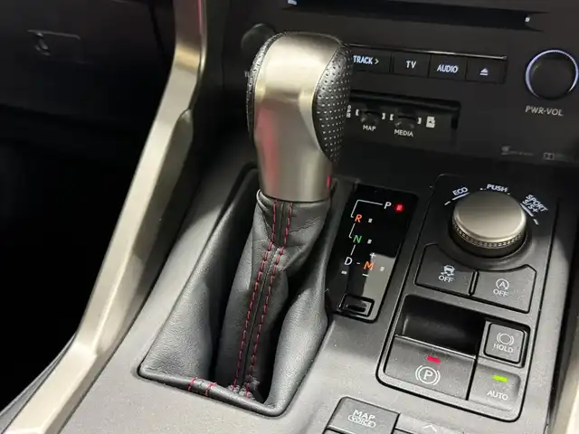 レクサス ＮＸ 200t Fスポーツ 三重県 2015(平27)年 2.5万km スターライトブラックガラスフレーク プレミアムガソリン・ターボ/FF/MTモード付フロア6AT/純正 7インチナビ/（AM/FM/CD/DVD/Blu-ray/SD/SDREC/USB/AUX/TV）/バックカメラ＆サイドカメラ、コーナービュー/ドライブレコーダー 前方/ETC/安全/・【OP】プリクラッシュセーフティ/・【OP】レーダークルコン/・【OP】クリアランスソナー＆バックソナー/・TPMS：タイヤ空気圧監視システム/・トラクションコントロール/など/装備/・【OP】パワーバックドア/・【OP】後席6：4分割可倒式シート（電動リクライニング＆電動格納機能付）/・【OP】3眼フルLEDヘッドランプ/・Fスポーツ用本革スポーツシート（赤革）/・シートヒーター、シートベンチレーション（D/N）/・ステアリングヒーター/・8wayパワーシート（Dメモリー、ランバーサポート付/N）/・左右独立温度調整オートエアコン/・リヤピュリファイヤー（後席送風）/・電子パーキングブレーキ＆ブレーキホールド/・パドルシフト/・プッシュスタート/・スマートキーx2、カードキーx1/・【OP】純正 19inAW/・保/など