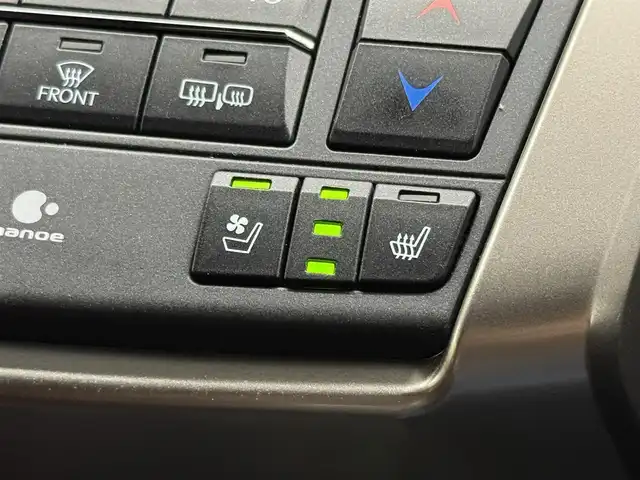 レクサス ＮＸ 200t Fスポーツ 三重県 2015(平27)年 2.5万km スターライトブラックガラスフレーク プレミアムガソリン・ターボ/FF/MTモード付フロア6AT/純正 7インチナビ/（AM/FM/CD/DVD/Blu-ray/SD/SDREC/USB/AUX/TV）/バックカメラ＆サイドカメラ、コーナービュー/ドライブレコーダー 前方/ETC/安全/・【OP】プリクラッシュセーフティ/・【OP】レーダークルコン/・【OP】クリアランスソナー＆バックソナー/・TPMS：タイヤ空気圧監視システム/・トラクションコントロール/など/装備/・【OP】パワーバックドア/・【OP】後席6：4分割可倒式シート（電動リクライニング＆電動格納機能付）/・【OP】3眼フルLEDヘッドランプ/・Fスポーツ用本革スポーツシート（赤革）/・シートヒーター、シートベンチレーション（D/N）/・ステアリングヒーター/・8wayパワーシート（Dメモリー、ランバーサポート付/N）/・左右独立温度調整オートエアコン/・リヤピュリファイヤー（後席送風）/・電子パーキングブレーキ＆ブレーキホールド/・パドルシフト/・プッシュスタート/・スマートキーx2、カードキーx1/・【OP】純正 19inAW/・保/など