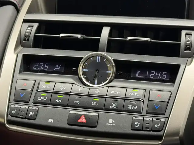 レクサス ＮＸ 200t Fスポーツ 三重県 2015(平27)年 2.5万km スターライトブラックガラスフレーク プレミアムガソリン・ターボ/FF/MTモード付フロア6AT/純正 7インチナビ/（AM/FM/CD/DVD/Blu-ray/SD/SDREC/USB/AUX/TV）/バックカメラ＆サイドカメラ、コーナービュー/ドライブレコーダー 前方/ETC/安全/・【OP】プリクラッシュセーフティ/・【OP】レーダークルコン/・【OP】クリアランスソナー＆バックソナー/・TPMS：タイヤ空気圧監視システム/・トラクションコントロール/など/装備/・【OP】パワーバックドア/・【OP】後席6：4分割可倒式シート（電動リクライニング＆電動格納機能付）/・【OP】3眼フルLEDヘッドランプ/・Fスポーツ用本革スポーツシート（赤革）/・シートヒーター、シートベンチレーション（D/N）/・ステアリングヒーター/・8wayパワーシート（Dメモリー、ランバーサポート付/N）/・左右独立温度調整オートエアコン/・リヤピュリファイヤー（後席送風）/・電子パーキングブレーキ＆ブレーキホールド/・パドルシフト/・プッシュスタート/・スマートキーx2、カードキーx1/・【OP】純正 19inAW/・保/など