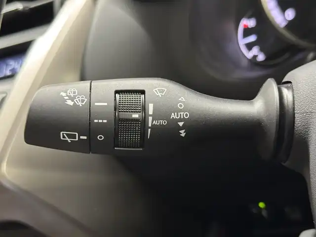 レクサス ＮＸ 200t Fスポーツ 三重県 2015(平27)年 2.5万km スターライトブラックガラスフレーク プレミアムガソリン・ターボ/FF/MTモード付フロア6AT/純正 7インチナビ/（AM/FM/CD/DVD/Blu-ray/SD/SDREC/USB/AUX/TV）/バックカメラ＆サイドカメラ、コーナービュー/ドライブレコーダー 前方/ETC/安全/・【OP】プリクラッシュセーフティ/・【OP】レーダークルコン/・【OP】クリアランスソナー＆バックソナー/・TPMS：タイヤ空気圧監視システム/・トラクションコントロール/など/装備/・【OP】パワーバックドア/・【OP】後席6：4分割可倒式シート（電動リクライニング＆電動格納機能付）/・【OP】3眼フルLEDヘッドランプ/・Fスポーツ用本革スポーツシート（赤革）/・シートヒーター、シートベンチレーション（D/N）/・ステアリングヒーター/・8wayパワーシート（Dメモリー、ランバーサポート付/N）/・左右独立温度調整オートエアコン/・リヤピュリファイヤー（後席送風）/・電子パーキングブレーキ＆ブレーキホールド/・パドルシフト/・プッシュスタート/・スマートキーx2、カードキーx1/・【OP】純正 19inAW/・保/など