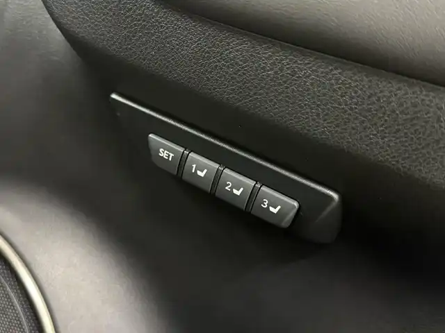 レクサス ＮＸ 200t Fスポーツ 三重県 2015(平27)年 2.5万km スターライトブラックガラスフレーク プレミアムガソリン・ターボ/FF/MTモード付フロア6AT/純正 7インチナビ/（AM/FM/CD/DVD/Blu-ray/SD/SDREC/USB/AUX/TV）/バックカメラ＆サイドカメラ、コーナービュー/ドライブレコーダー 前方/ETC/安全/・【OP】プリクラッシュセーフティ/・【OP】レーダークルコン/・【OP】クリアランスソナー＆バックソナー/・TPMS：タイヤ空気圧監視システム/・トラクションコントロール/など/装備/・【OP】パワーバックドア/・【OP】後席6：4分割可倒式シート（電動リクライニング＆電動格納機能付）/・【OP】3眼フルLEDヘッドランプ/・Fスポーツ用本革スポーツシート（赤革）/・シートヒーター、シートベンチレーション（D/N）/・ステアリングヒーター/・8wayパワーシート（Dメモリー、ランバーサポート付/N）/・左右独立温度調整オートエアコン/・リヤピュリファイヤー（後席送風）/・電子パーキングブレーキ＆ブレーキホールド/・パドルシフト/・プッシュスタート/・スマートキーx2、カードキーx1/・【OP】純正 19inAW/・保/など