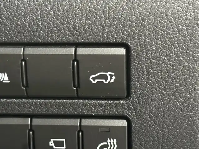 レクサス ＮＸ 200t Fスポーツ 三重県 2015(平27)年 2.5万km スターライトブラックガラスフレーク プレミアムガソリン・ターボ/FF/MTモード付フロア6AT/純正 7インチナビ/（AM/FM/CD/DVD/Blu-ray/SD/SDREC/USB/AUX/TV）/バックカメラ＆サイドカメラ、コーナービュー/ドライブレコーダー 前方/ETC/安全/・【OP】プリクラッシュセーフティ/・【OP】レーダークルコン/・【OP】クリアランスソナー＆バックソナー/・TPMS：タイヤ空気圧監視システム/・トラクションコントロール/など/装備/・【OP】パワーバックドア/・【OP】後席6：4分割可倒式シート（電動リクライニング＆電動格納機能付）/・【OP】3眼フルLEDヘッドランプ/・Fスポーツ用本革スポーツシート（赤革）/・シートヒーター、シートベンチレーション（D/N）/・ステアリングヒーター/・8wayパワーシート（Dメモリー、ランバーサポート付/N）/・左右独立温度調整オートエアコン/・リヤピュリファイヤー（後席送風）/・電子パーキングブレーキ＆ブレーキホールド/・パドルシフト/・プッシュスタート/・スマートキーx2、カードキーx1/・【OP】純正 19inAW/・保/など