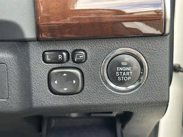 トヨタ マークＸ 250G 滋賀県 2013(平25)年 9.1万km ホワイトパールクリスタルシャイン (株)IDOMが運営する【じしゃロン草津店】の自社ローン専用車両になりますこちらは現金またはオートローンご利用時の価格です。自社ローンご希望の方は別途その旨お申付け下さい