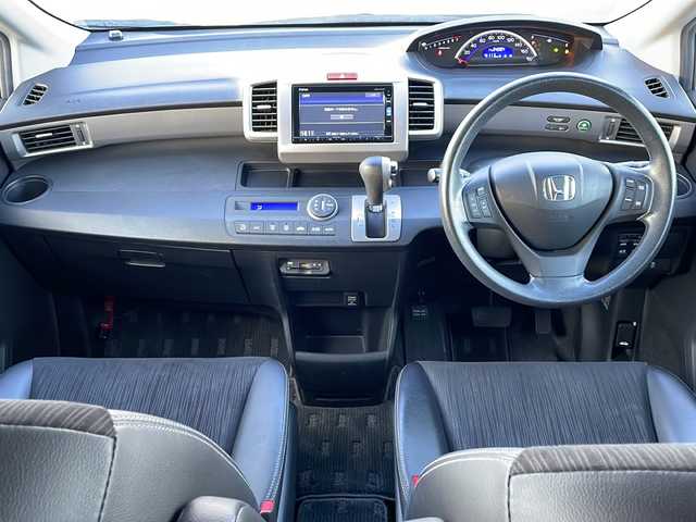 ホンダ フリード G プレミアムエディション 徳島県 2016(平28)年 4.1万km ホワイトオーキッドパール 純正7インチSDナビ/（Bluetooth/フルセグ/CD/DVD）/バックカメラ/純正フリップダウンモニター/両側パワースライドドア/クルーズコントロール/黒半革シート/HIDヘッドライト/オートライト/ビルトインETC/純正フロアマット/電格ミラー/ドアバイザー/スマートキー