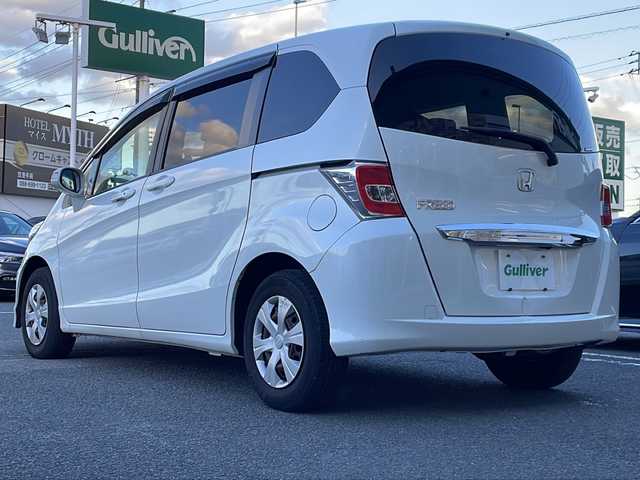 ホンダ フリード G プレミアムエディション 徳島県 2016(平28)年 4.1万km ホワイトオーキッドパール 純正7インチSDナビ/（Bluetooth/フルセグ/CD/DVD）/バックカメラ/純正フリップダウンモニター/両側パワースライドドア/クルーズコントロール/黒半革シート/HIDヘッドライト/オートライト/ビルトインETC/純正フロアマット/電格ミラー/ドアバイザー/スマートキー