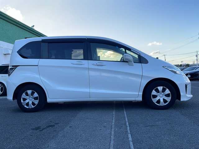 ホンダ フリード G プレミアムエディション 徳島県 2016(平28)年 4.1万km ホワイトオーキッドパール 純正7インチSDナビ/（Bluetooth/フルセグ/CD/DVD）/バックカメラ/純正フリップダウンモニター/両側パワースライドドア/クルーズコントロール/黒半革シート/HIDヘッドライト/オートライト/ビルトインETC/純正フロアマット/電格ミラー/ドアバイザー/スマートキー