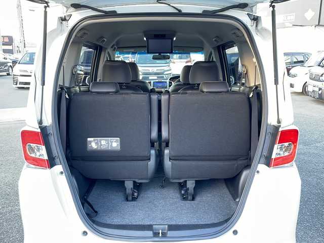 ホンダ フリード G プレミアムエディション 徳島県 2016(平28)年 4.1万km ホワイトオーキッドパール 純正7インチSDナビ/（Bluetooth/フルセグ/CD/DVD）/バックカメラ/純正フリップダウンモニター/両側パワースライドドア/クルーズコントロール/黒半革シート/HIDヘッドライト/オートライト/ビルトインETC/純正フロアマット/電格ミラー/ドアバイザー/スマートキー