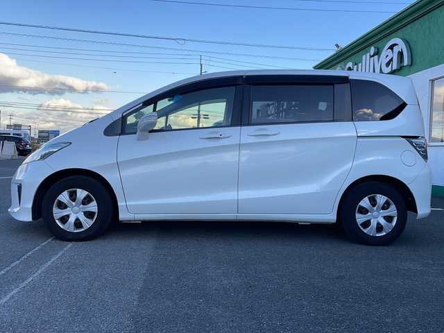 ホンダ フリード G プレミアムエディション 徳島県 2016(平28)年 4.1万km ホワイトオーキッドパール 純正7インチSDナビ/（Bluetooth/フルセグ/CD/DVD）/バックカメラ/純正フリップダウンモニター/両側パワースライドドア/クルーズコントロール/黒半革シート/HIDヘッドライト/オートライト/ビルトインETC/純正フロアマット/電格ミラー/ドアバイザー/スマートキー