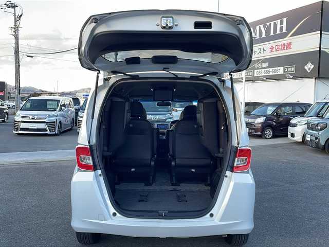 ホンダ フリード G プレミアムエディション 徳島県 2016(平28)年 4.1万km ホワイトオーキッドパール 純正7インチSDナビ/（Bluetooth/フルセグ/CD/DVD）/バックカメラ/純正フリップダウンモニター/両側パワースライドドア/クルーズコントロール/黒半革シート/HIDヘッドライト/オートライト/ビルトインETC/純正フロアマット/電格ミラー/ドアバイザー/スマートキー