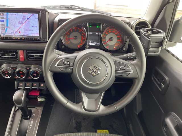 スズキ ジムニー シエラ JC 熊本県 2022(令4)年 1.7万km ピュアホワイトP 純正8型SDナビ/フルセグテレビ/CD/DVD/SD/Bluetooth/USB/バックカメラ/前ドライブレコーダー/クルーズコントロール/衝突軽減ブレーキ/レーンキープアシスト/スズキセーフティーサポート/ビルトインETC/革ハンドル/ハンドルリモコン/前席シートヒーター/アイドリングストップ/オートライト/フォグ/スマートキー/スペアキー/純正ラバーマット