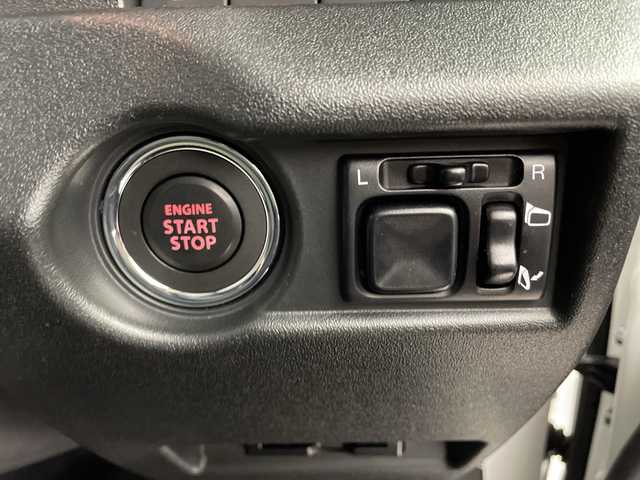 スズキ ジムニー シエラ JC 熊本県 2022(令4)年 1.7万km ピュアホワイトP 純正8型SDナビ/フルセグテレビ/CD/DVD/SD/Bluetooth/USB/バックカメラ/前ドライブレコーダー/クルーズコントロール/衝突軽減ブレーキ/レーンキープアシスト/スズキセーフティーサポート/ビルトインETC/革ハンドル/ハンドルリモコン/前席シートヒーター/アイドリングストップ/オートライト/フォグ/スマートキー/スペアキー/純正ラバーマット