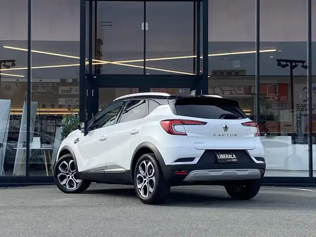 ルノー ルノー キャプチャー インテンス 福岡県 2022(令4)年 1.8万km パール ・アダプティブクルーズコントロール/・純正HDDナビ/USB/AppleCarPlay/・全方位カメラ/・ハーフレザーシート/シートヒーター/・社外前後ドライブレコーダー/・ETC/・純正18AW/・プッシュスタート/・アイドリングストップ/・スマートキー/・レーンキープアシスト/・オートライト/・LEDライト