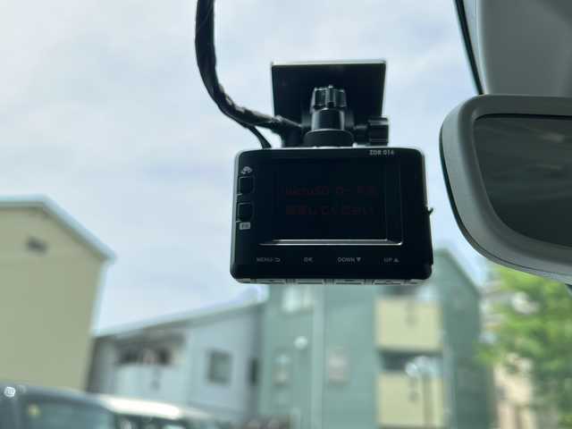 フォルクスワーゲン Ｔ－クロス TSI 1st 大阪府 2020(令2)年 1.4万km ピュアホワイト ワンオーナー/純正SDメモリナビ/・AM/FM/CD/DVD/Bluetooth/・フルセグテレビ/バックカメラ/ビルトインETC2.0/ドライブレコーダー/クルーズコントロール/パーキングアシスト/ブラインドスポットモニター/アイドリングストップ/横滑り防止装置/コーナーセンサー/ワイヤレススマホ充電/LEDヘッドライト/オートライト/オートエアコン/プッシュスタートボタン/スマートキー×2/ステアリングリモコン/革巻きステアリング/純正16インチアルミホイール/12V充電器/USBジャック/純正フロアマット/保証書/取扱説明書