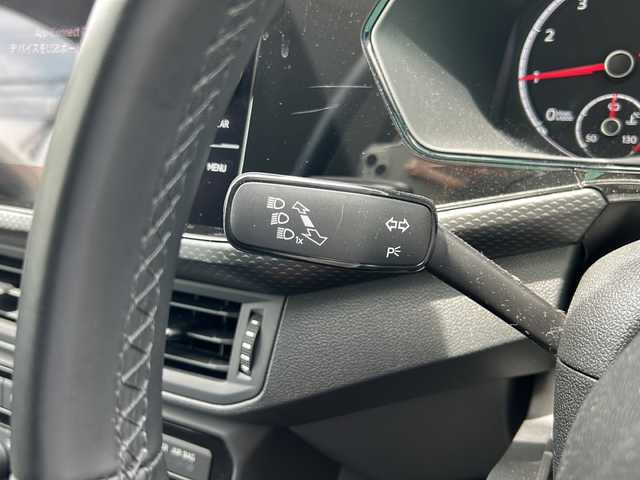 フォルクスワーゲン Ｔ－クロス TSI 1st 大阪府 2020(令2)年 1.4万km ピュアホワイト ワンオーナー/純正SDメモリナビ/・AM/FM/CD/DVD/Bluetooth/・フルセグテレビ/バックカメラ/ビルトインETC2.0/ドライブレコーダー/クルーズコントロール/パーキングアシスト/ブラインドスポットモニター/アイドリングストップ/横滑り防止装置/コーナーセンサー/ワイヤレススマホ充電/LEDヘッドライト/オートライト/オートエアコン/プッシュスタートボタン/スマートキー×2/ステアリングリモコン/革巻きステアリング/純正16インチアルミホイール/12V充電器/USBジャック/純正フロアマット/保証書/取扱説明書