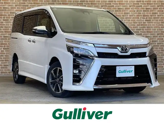 トヨタ ヴォクシー ZS 煌Ⅲ 岩手県 2021(令3)年 3.8万km ホワイトパールクリスタルシャイン ４WD/ALPINE９インチナビ（Bluetooth CD DVD フルセグ）/ALPINE後席モニター/寒冷地仕様/両側パワースライドドア/トヨタセーフティセンス/プリクラッシュセーフティ/コーナーセンサー/パーキングサポートブレーキ/クルーズコントロール/レーンアシスト/先行車発進お知らせ機能/ステアリングスイッチ/LEDヘッドライト/純正１６インチアルミホイール/バックカメラ/アイドリングストップ/MT付きAT/横滑り防止装置/３列シート/ロールサンシェード/ウォークスルー