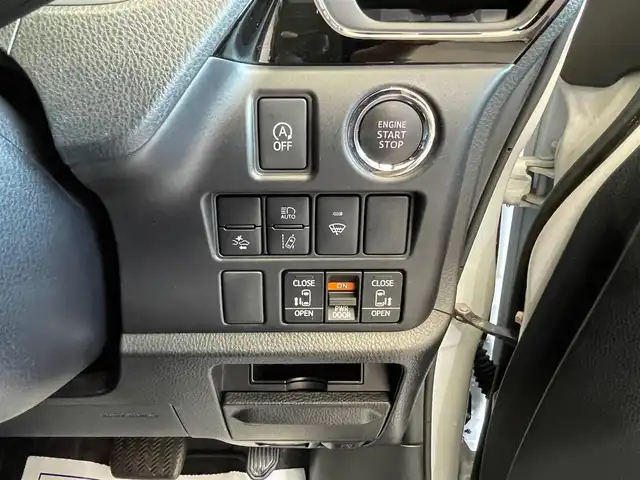 トヨタ ヴォクシー ZS 煌Ⅲ 岩手県 2021(令3)年 3.8万km ホワイトパールクリスタルシャイン ４WD/ALPINE９インチナビ（Bluetooth CD DVD フルセグ）/ALPINE後席モニター/寒冷地仕様/両側パワースライドドア/トヨタセーフティセンス/プリクラッシュセーフティ/コーナーセンサー/パーキングサポートブレーキ/クルーズコントロール/レーンアシスト/先行車発進お知らせ機能/ステアリングスイッチ/LEDヘッドライト/純正１６インチアルミホイール/バックカメラ/アイドリングストップ/MT付きAT/横滑り防止装置/３列シート/ロールサンシェード/ウォークスルー