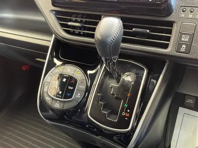 トヨタ ヴォクシー ZS 煌Ⅲ 岩手県 2021(令3)年 3.8万km ホワイトパールクリスタルシャイン ４WD/ALPINE９インチナビ（Bluetooth CD DVD フルセグ）/ALPINE後席モニター/寒冷地仕様/両側パワースライドドア/トヨタセーフティセンス/プリクラッシュセーフティ/コーナーセンサー/パーキングサポートブレーキ/クルーズコントロール/レーンアシスト/先行車発進お知らせ機能/ステアリングスイッチ/LEDヘッドライト/純正１６インチアルミホイール/バックカメラ/アイドリングストップ/MT付きAT/横滑り防止装置/３列シート/ロールサンシェード/ウォークスルー