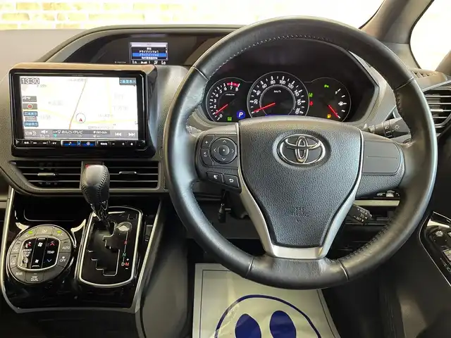 トヨタ ヴォクシー ZS 煌Ⅲ 岩手県 2021(令3)年 3.8万km ホワイトパールクリスタルシャイン ４WD/ALPINE９インチナビ（Bluetooth CD DVD フルセグ）/ALPINE後席モニター/寒冷地仕様/両側パワースライドドア/トヨタセーフティセンス/プリクラッシュセーフティ/コーナーセンサー/パーキングサポートブレーキ/クルーズコントロール/レーンアシスト/先行車発進お知らせ機能/ステアリングスイッチ/LEDヘッドライト/純正１６インチアルミホイール/バックカメラ/アイドリングストップ/MT付きAT/横滑り防止装置/３列シート/ロールサンシェード/ウォークスルー