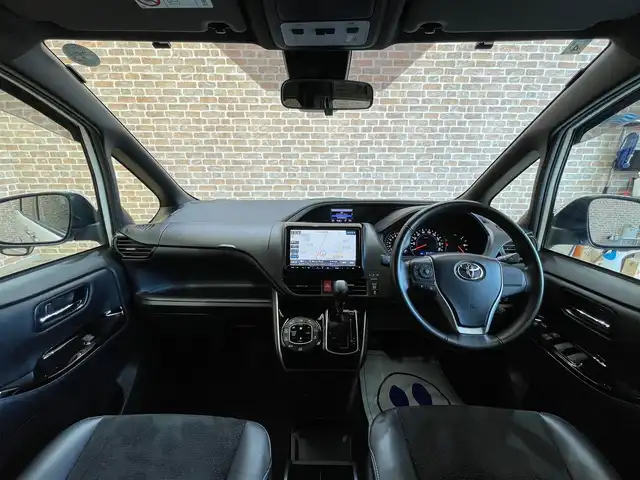 トヨタ ヴォクシー ZS 煌Ⅲ 岩手県 2021(令3)年 3.8万km ホワイトパールクリスタルシャイン ４WD/ALPINE９インチナビ（Bluetooth CD DVD フルセグ）/ALPINE後席モニター/寒冷地仕様/両側パワースライドドア/トヨタセーフティセンス/プリクラッシュセーフティ/コーナーセンサー/パーキングサポートブレーキ/クルーズコントロール/レーンアシスト/先行車発進お知らせ機能/ステアリングスイッチ/LEDヘッドライト/純正１６インチアルミホイール/バックカメラ/アイドリングストップ/MT付きAT/横滑り防止装置/３列シート/ロールサンシェード/ウォークスルー