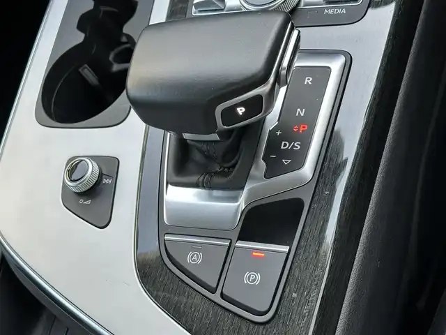 アウディ Ｑ７ 3．0TFSI クワトロ 島根県 2017(平29)年 6.8万km グレイシアホワイトメタリック 純正ナビ/CD/DVD/DTV/Bluetooth/バックカメラ/黒革シート/パワーシート/メモリーシート /シートヒーター /レーダークルーズコントロール/パワーバックドア /AW付きサマータイヤ積み込み/LEDオートライト/バーチャルコックピック/ビルトインETC