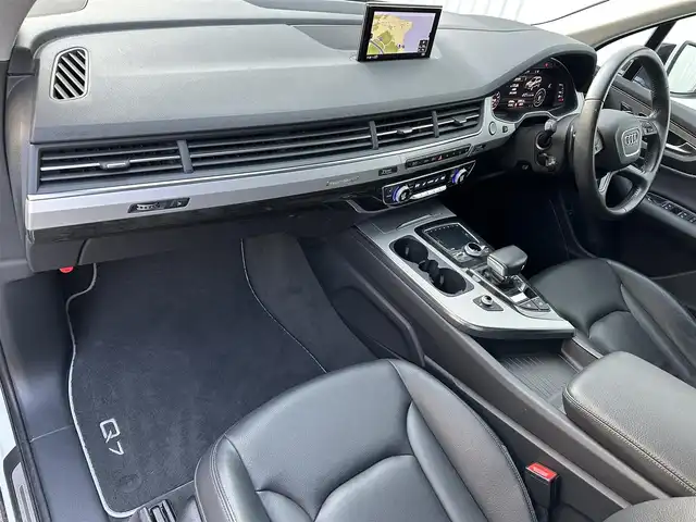 アウディ Ｑ７ 3．0TFSI クワトロ 島根県 2017(平29)年 6.8万km グレイシアホワイトメタリック 純正ナビ/CD/DVD/DTV/Bluetooth/バックカメラ/黒革シート/パワーシート/メモリーシート /シートヒーター /レーダークルーズコントロール/パワーバックドア /AW付きサマータイヤ積み込み/LEDオートライト/バーチャルコックピック/ビルトインETC