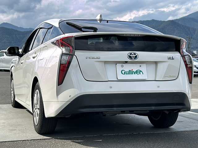 トヨタ プリウス Sセーフティプラス 山梨県 2017(平29)年 6.7万km ホワイトパールクリスタルシャイン 純正ナビ/バックモニター /ETC/セーフティセンス /クルーズコントロール　/レーンキープアシスト　/オートマチックハイビーム　/オートエアコン　/プッシュスタート　/アイドリングストップ/コーナーセンサー/パワーウインドウ/純正フロアマット