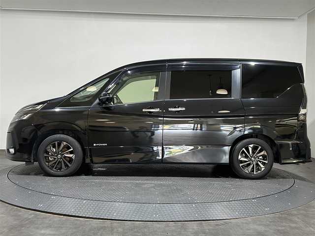 日産 セレナ e－パワー HWS V アーバンクロム 愛媛県 2022(令4)年 3.7万km ダイヤモンドブラック ・１０型ナビ/（フルセグＴＶ・ＢＴ・ＦＭＡＭ・ＳＤ・ＣＤ・ＤＶＤ）/・全方位カメラ　/・１１型後席モニター　/・ＥＴＣ　/・前方ドラレコ　/・プロパイロット　/・衝突軽減ブレーキ　/・レーンキープアシスト　/・レーダークルーズコントロール/・両側パワースライドドア/・ステアリングヒーター/・DN席シートヒーター
