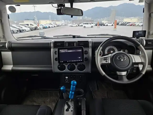 トヨタ ＦＪクルーザー 富山県 2012(平24)年 4.5万km セメントグレーM/ホワイト 〇ルーフレール/〇TRDスキッドプレート/〇TRUSTマフラー/〇4×4エンジニアリングショックアブソーバー/〇リフトアップ/〇社外9インチナビ/〇フルセグTV/〇背面タイヤ/〇リアラダー/〇ドライブレコーダー/〇純正17インチスチールホイール/〇マニュアルエアコン/〇ブラック撥水/防水ファブリックシート/〇リモコンキー/〇禁煙車