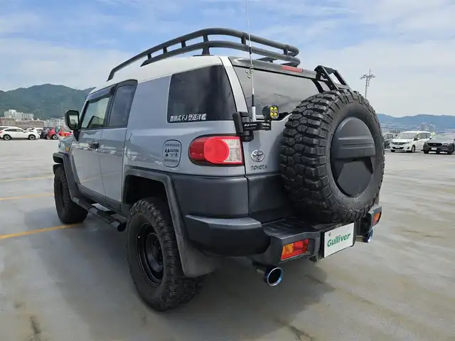 トヨタ ＦＪクルーザー 富山県 2012(平24)年 4.5万km セメントグレーM/ホワイト 〇ルーフレール/〇TRDスキッドプレート/〇TRUSTマフラー/〇4×4エンジニアリングショックアブソーバー/〇リフトアップ/〇社外9インチナビ/〇フルセグTV/〇背面タイヤ/〇リアラダー/〇ドライブレコーダー/〇純正17インチスチールホイール/〇マニュアルエアコン/〇ブラック撥水/防水ファブリックシート/〇リモコンキー/〇禁煙車