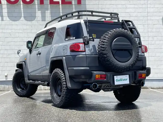 トヨタ ＦＪクルーザー 富山県 2012(平24)年 4.5万km セメントグレーM/ホワイト 〇ルーフレール/〇TRDスキッドプレート/〇TRUSTマフラー/〇4×4エンジニアリングショックアブソーバー/〇リフトアップ/〇社外9インチナビ/〇フルセグTV/〇背面タイヤ/〇リアラダー/〇ドライブレコーダー/〇純正17インチスチールホイール/〇マニュアルエアコン/〇ブラック撥水/防水ファブリックシート/〇リモコンキー/〇禁煙車
