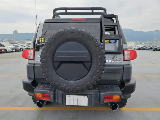 トヨタ ＦＪクルーザー 富山県 2012(平24)年 4.5万km セメントグレーM/ホワイト 〇ルーフレール/〇TRDスキッドプレート/〇TRUSTマフラー/〇4×4エンジニアリングショックアブソーバー/〇リフトアップ/〇社外9インチナビ/〇フルセグTV/〇背面タイヤ/〇リアラダー/〇ドライブレコーダー/〇純正17インチスチールホイール/〇マニュアルエアコン/〇ブラック撥水/防水ファブリックシート/〇リモコンキー/〇禁煙車