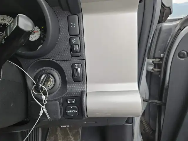 トヨタ ＦＪクルーザー 富山県 2012(平24)年 4.5万km セメントグレーM/ホワイト 〇ルーフレール/〇TRDスキッドプレート/〇TRUSTマフラー/〇4×4エンジニアリングショックアブソーバー/〇リフトアップ/〇社外9インチナビ/〇フルセグTV/〇背面タイヤ/〇リアラダー/〇ドライブレコーダー/〇純正17インチスチールホイール/〇マニュアルエアコン/〇ブラック撥水/防水ファブリックシート/〇リモコンキー/〇禁煙車