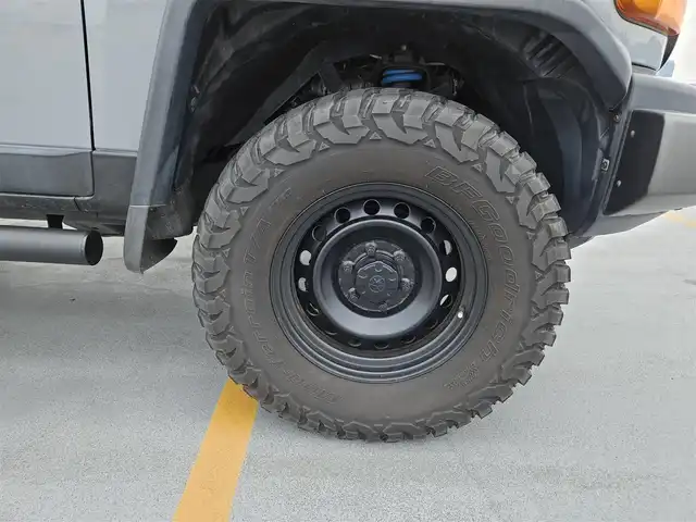トヨタ ＦＪクルーザー 富山県 2012(平24)年 4.5万km セメントグレーM/ホワイト 〇ルーフレール/〇TRDスキッドプレート/〇TRUSTマフラー/〇4×4エンジニアリングショックアブソーバー/〇リフトアップ/〇社外9インチナビ/〇フルセグTV/〇背面タイヤ/〇リアラダー/〇ドライブレコーダー/〇純正17インチスチールホイール/〇マニュアルエアコン/〇ブラック撥水/防水ファブリックシート/〇リモコンキー/〇禁煙車