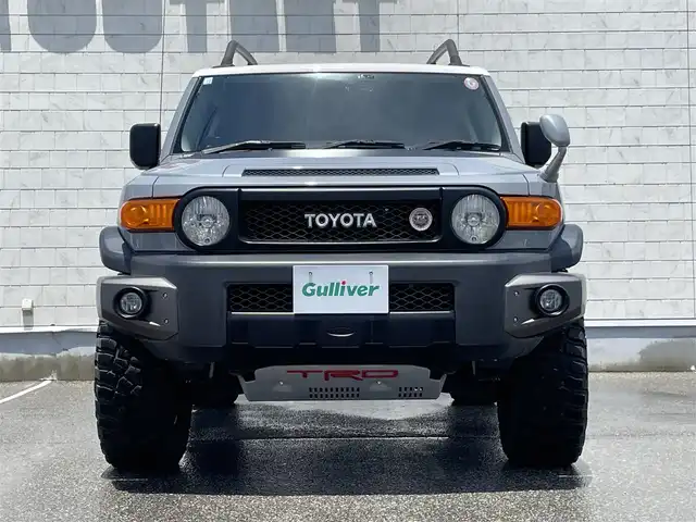 トヨタ ＦＪクルーザー 富山県 2012(平24)年 4.5万km セメントグレーM/ホワイト 〇ルーフレール/〇TRDスキッドプレート/〇TRUSTマフラー/〇4×4エンジニアリングショックアブソーバー/〇リフトアップ/〇社外9インチナビ/〇フルセグTV/〇背面タイヤ/〇リアラダー/〇ドライブレコーダー/〇純正17インチスチールホイール/〇マニュアルエアコン/〇ブラック撥水/防水ファブリックシート/〇リモコンキー/〇禁煙車
