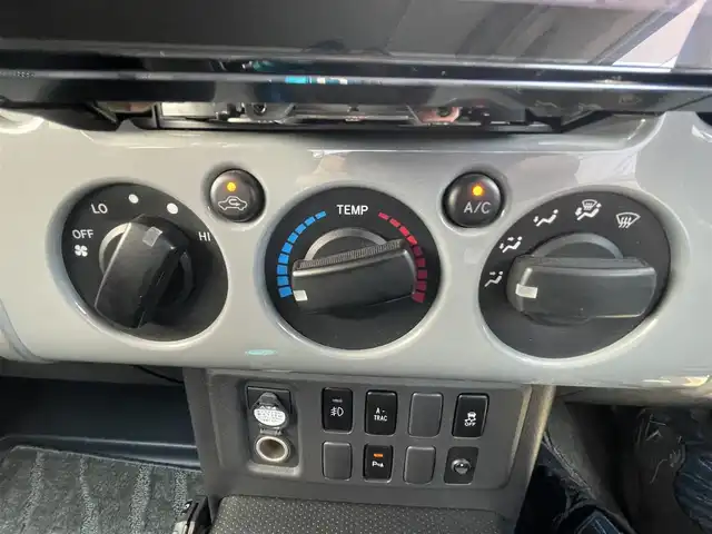 トヨタ ＦＪクルーザー 富山県 2012(平24)年 4.5万km セメントグレーM/ホワイト 〇ルーフレール/〇TRDスキッドプレート/〇TRUSTマフラー/〇4×4エンジニアリングショックアブソーバー/〇リフトアップ/〇社外9インチナビ/〇フルセグTV/〇背面タイヤ/〇リアラダー/〇ドライブレコーダー/〇純正17インチスチールホイール/〇マニュアルエアコン/〇ブラック撥水/防水ファブリックシート/〇リモコンキー/〇禁煙車