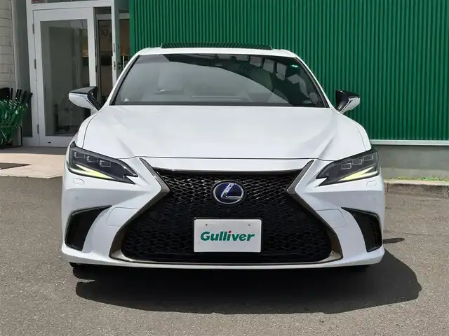 レクサス ＥＳ 300h Fスポーツ 宮城県 2021(令3)年 3.2万km ホワイトノーヴァガラスフレーク パノラミックビューモニターセット/・パノラミックビューモニター/・パーキングサポートブレーキ（後方歩行者）/ハンズフリーパワートランクリッド/＝＝＝/ムーンルーフ/セーフティシステムプラス/・プリクラッシュセーフティ/・レーントレーシングアシスト/・アダプティブハイビームシステム/・レーダークルーズコントロール/・ロードサインアシスト/・先行車発進告知機能/・ドライバー異常時対応システム/ブラインドスポットモニター/パーキングサポートブレーキ（静止物/後方接近車両）/純正ナビ/・フルセグTV/・Bluetooth/・AppleCarPlay/AndroidAuto/・USB端子/ETC2.0/L_tex(合皮)シート/シートヒーター／ベンチレーション/パワーシート（運転席メモリー機能付）/革巻きステアリング/ステアリングヒーター/パドルシフト/電動パーキングブレーキ/ブレーキホールド/3眼フルLEDヘッドランプ/オートライト/スマートキー＆プッシュスタート/電動サンシェード（リア）/純正19インチAW/純正フロアマット