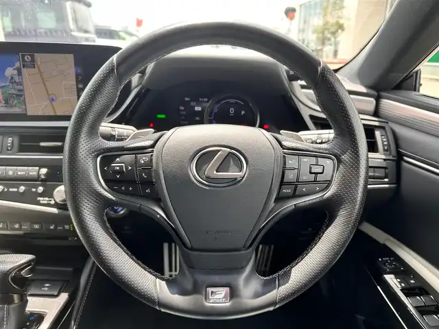レクサス ＥＳ 300h Fスポーツ 宮城県 2021(令3)年 3.2万km ホワイトノーヴァガラスフレーク パノラミックビューモニターセット/・パノラミックビューモニター/・パーキングサポートブレーキ（後方歩行者）/ハンズフリーパワートランクリッド/＝＝＝/ムーンルーフ/セーフティシステムプラス/・プリクラッシュセーフティ/・レーントレーシングアシスト/・アダプティブハイビームシステム/・レーダークルーズコントロール/・ロードサインアシスト/・先行車発進告知機能/・ドライバー異常時対応システム/ブラインドスポットモニター/パーキングサポートブレーキ（静止物/後方接近車両）/純正ナビ/・フルセグTV/・Bluetooth/・AppleCarPlay/AndroidAuto/・USB端子/ETC2.0/L_tex(合皮)シート/シートヒーター／ベンチレーション/パワーシート（運転席メモリー機能付）/革巻きステアリング/ステアリングヒーター/パドルシフト/電動パーキングブレーキ/ブレーキホールド/3眼フルLEDヘッドランプ/オートライト/スマートキー＆プッシュスタート/電動サンシェード（リア）/純正19インチAW/純正フロアマット