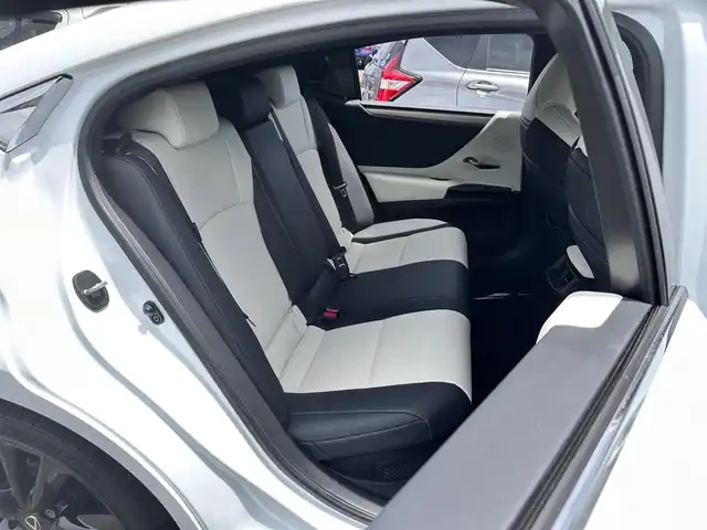 レクサス ＥＳ 300h Fスポーツ 宮城県 2021(令3)年 3.2万km ホワイトノーヴァガラスフレーク パノラミックビューモニターセット/・パノラミックビューモニター/・パーキングサポートブレーキ（後方歩行者）/ハンズフリーパワートランクリッド/＝＝＝/ムーンルーフ/セーフティシステムプラス/・プリクラッシュセーフティ/・レーントレーシングアシスト/・アダプティブハイビームシステム/・レーダークルーズコントロール/・ロードサインアシスト/・先行車発進告知機能/・ドライバー異常時対応システム/ブラインドスポットモニター/パーキングサポートブレーキ（静止物/後方接近車両）/純正ナビ/・フルセグTV/・Bluetooth/・AppleCarPlay/AndroidAuto/・USB端子/ETC2.0/L_tex(合皮)シート/シートヒーター／ベンチレーション/パワーシート（運転席メモリー機能付）/革巻きステアリング/ステアリングヒーター/パドルシフト/電動パーキングブレーキ/ブレーキホールド/3眼フルLEDヘッドランプ/オートライト/スマートキー＆プッシュスタート/電動サンシェード（リア）/純正19インチAW/純正フロアマット