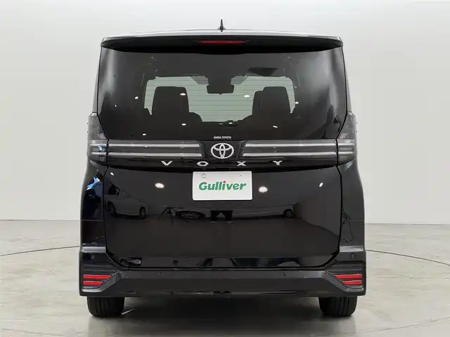 トヨタ ヴォクシー S－Z 福岡県 2023(令5)年 1.7万km アティチュードブラックマイカ １４型後席モニター　/純正１０．５型ＤＡナビ　/バックカメラ　/快適利便パッケージ　/ビルトインＥＴＣ２．０　/デジタルルームミラー　/レーダークルーズコントロール　/トヨタセーフティセンス　/衝突軽減ブレーキ　/レーンキープ　/アクセル踏み間違い防止　/ブラインドスポットモニター　/ヘッドアップディスプレイ　/両側電動スライドドア　/ハーフレザーシート　/シートヒーター　/ステアリングヒーター/パワーバックドア　/３眼ＬＥＤヘッドライト