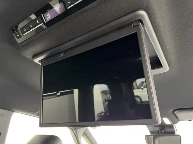 トヨタ ヴォクシー S－Z 福岡県 2023(令5)年 1.7万km アティチュードブラックマイカ １４型後席モニター　/純正１０．５型ＤＡナビ　/バックカメラ　/快適利便パッケージ　/ビルトインＥＴＣ２．０　/デジタルルームミラー　/レーダークルーズコントロール　/トヨタセーフティセンス　/衝突軽減ブレーキ　/レーンキープ　/アクセル踏み間違い防止　/ブラインドスポットモニター　/ヘッドアップディスプレイ　/両側電動スライドドア　/ハーフレザーシート　/シートヒーター　/ステアリングヒーター/パワーバックドア　/３眼ＬＥＤヘッドライト