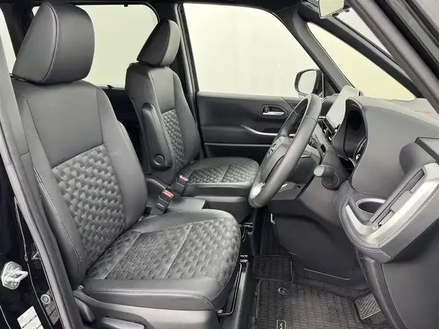 トヨタ ヴォクシー S－Z 福岡県 2023(令5)年 1.7万km アティチュードブラックマイカ １４型後席モニター　/純正１０．５型ＤＡナビ　/バックカメラ　/快適利便パッケージ　/ビルトインＥＴＣ２．０　/デジタルルームミラー　/レーダークルーズコントロール　/トヨタセーフティセンス　/衝突軽減ブレーキ　/レーンキープ　/アクセル踏み間違い防止　/ブラインドスポットモニター　/ヘッドアップディスプレイ　/両側電動スライドドア　/ハーフレザーシート　/シートヒーター　/ステアリングヒーター/パワーバックドア　/３眼ＬＥＤヘッドライト