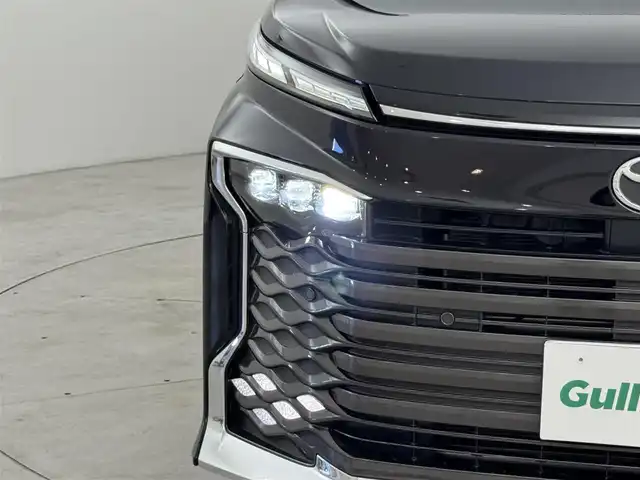 トヨタ ヴォクシー S－Z 福岡県 2023(令5)年 1.7万km アティチュードブラックマイカ １４型後席モニター　/純正１０．５型ＤＡナビ　/バックカメラ　/快適利便パッケージ　/ビルトインＥＴＣ２．０　/デジタルルームミラー　/レーダークルーズコントロール　/トヨタセーフティセンス　/衝突軽減ブレーキ　/レーンキープ　/アクセル踏み間違い防止　/ブラインドスポットモニター　/ヘッドアップディスプレイ　/両側電動スライドドア　/ハーフレザーシート　/シートヒーター　/ステアリングヒーター/パワーバックドア　/３眼ＬＥＤヘッドライト